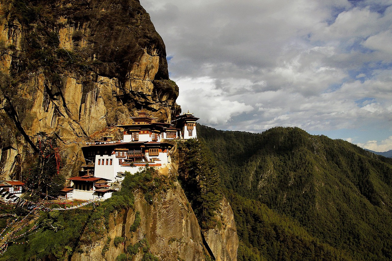 temple  monastery  cliff  cliffside  mountainside  mountains  mountain range  countryside  buddhist temple  nature  tigers nest  taktsang palphug monastery  par