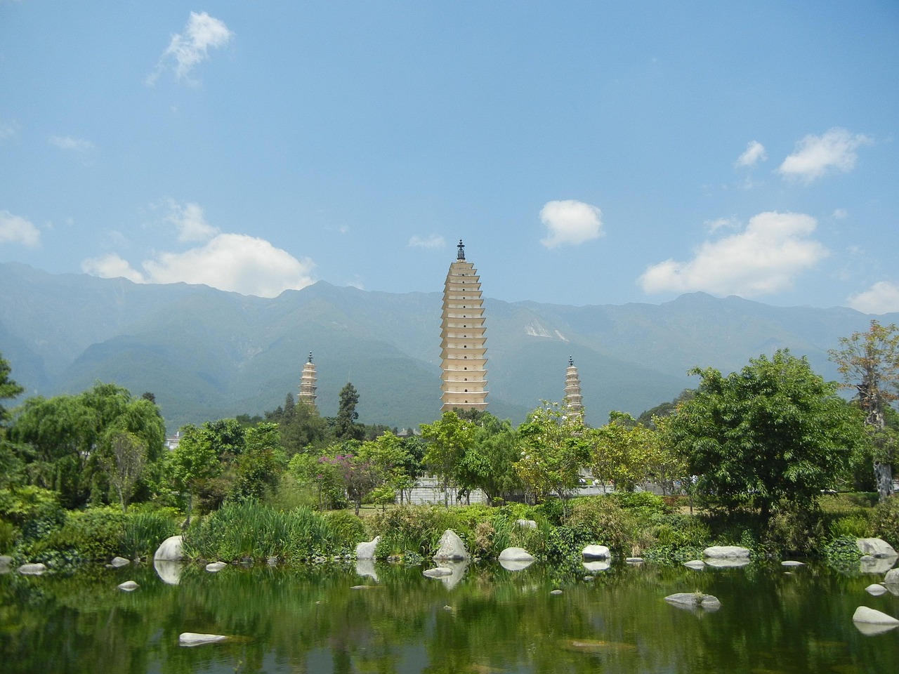 yunnan dali three pagoda temple