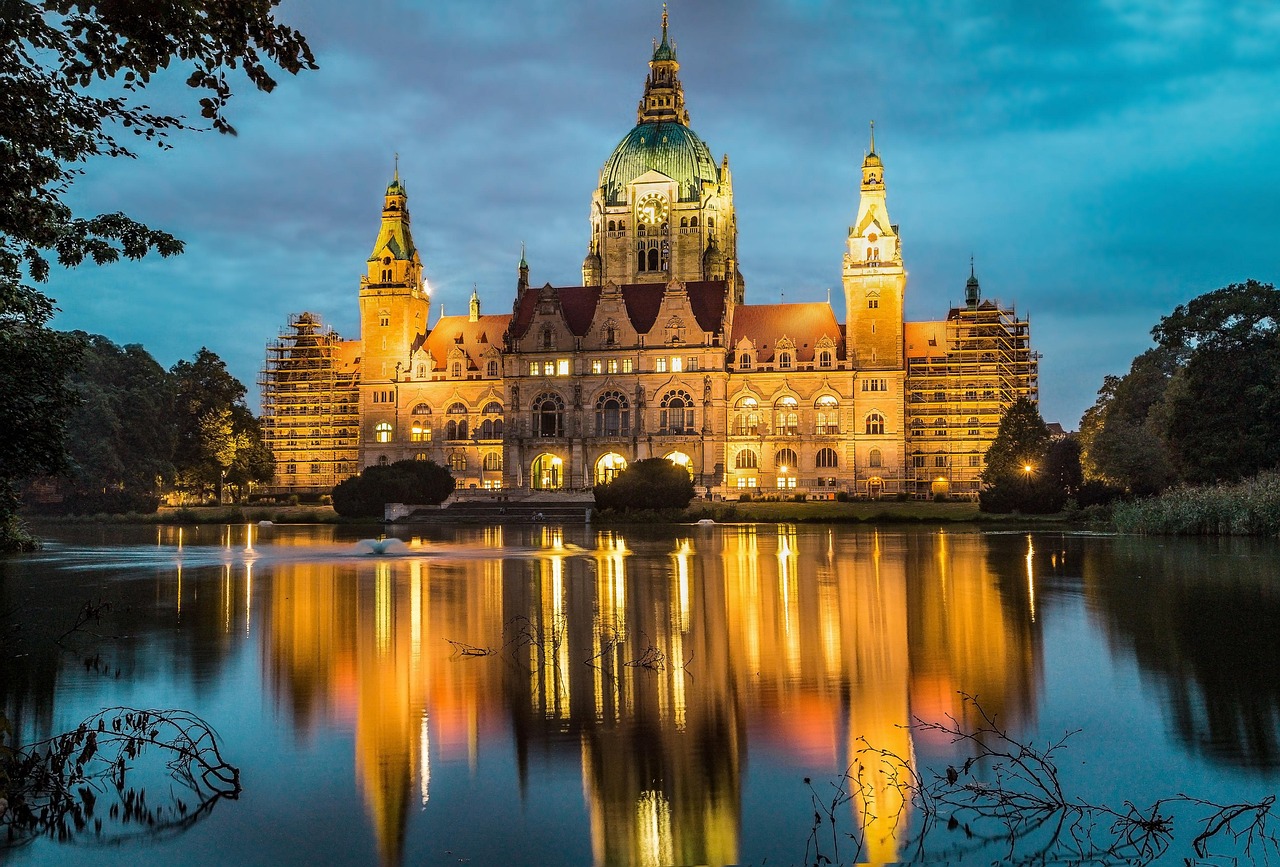 new town hall  building  illuminated  water  pond  nature  water reflection  mirroring  hanover  town hall  lake  architecture  places of interest  germany  his