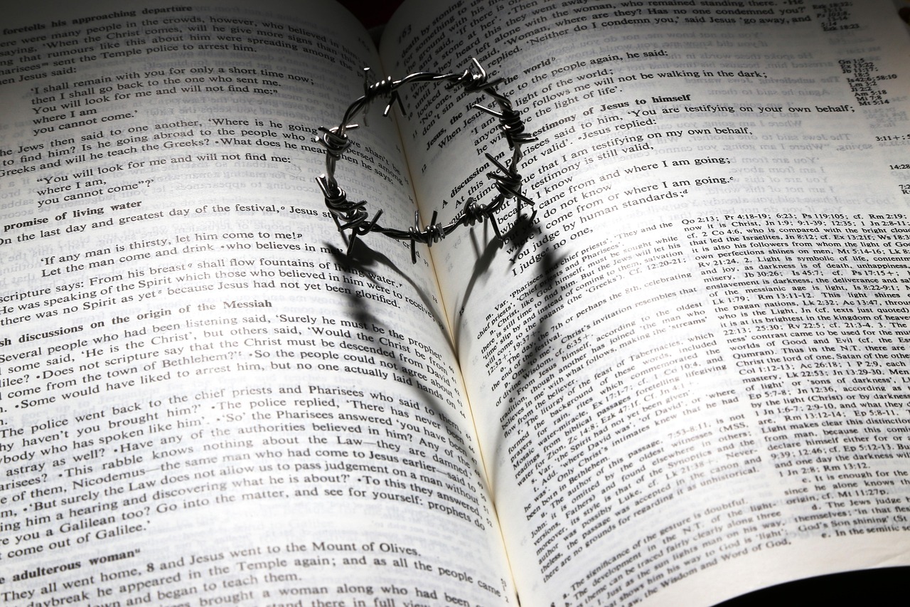 crown thorns happy easter love cross heart bible shadow easter good friday sacrifice symbol religion pray faith sorrow