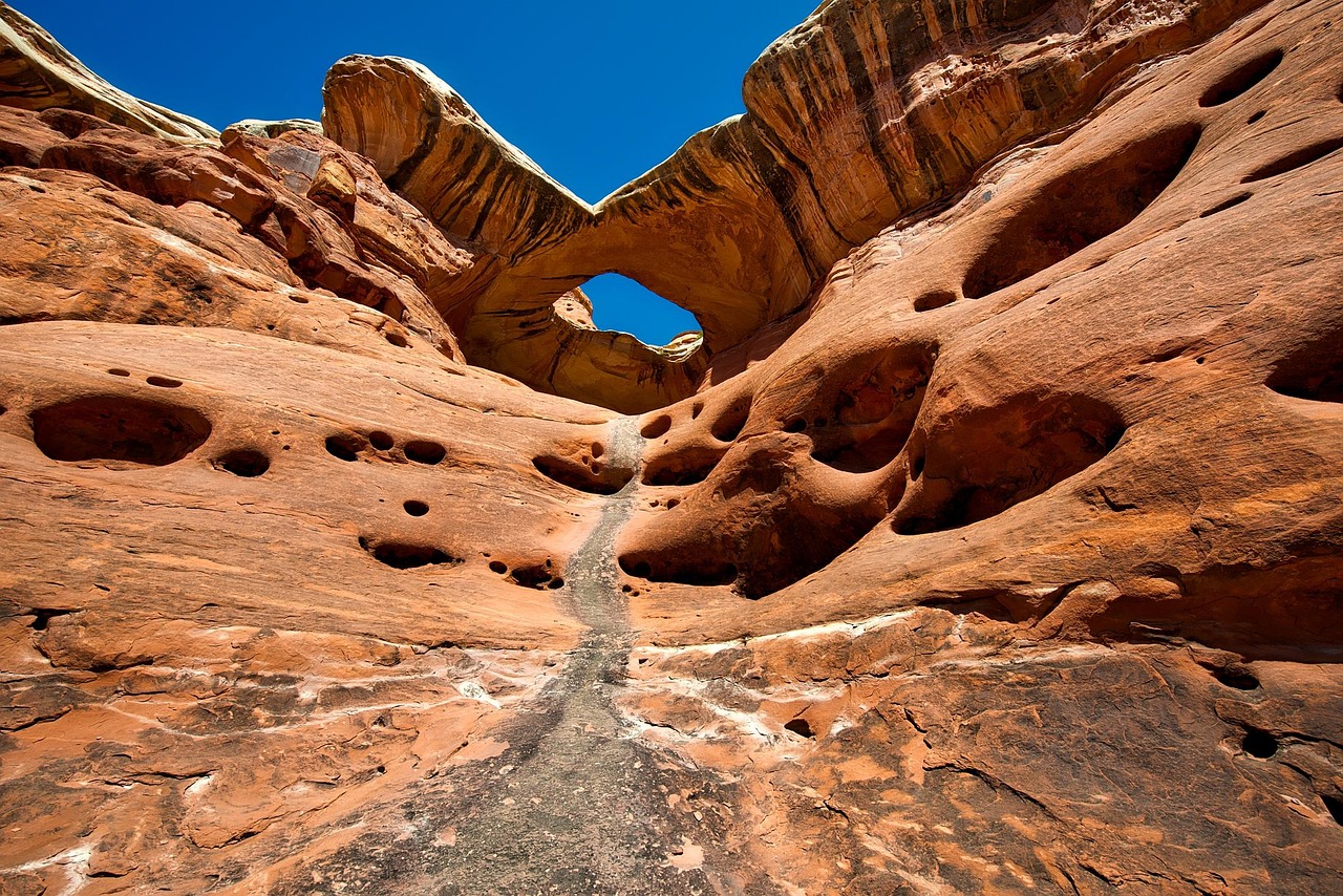 desert  rock formations  erosion  canyonlands  national park  utah  scenic  formations  sandstone  rocks  mountains  landscape  nature  desert  desert  desert  