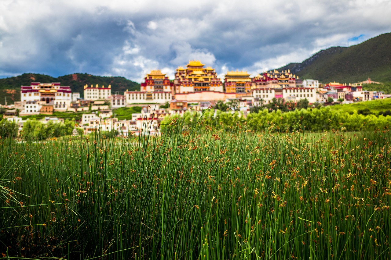 shangri la  temple  b  building  buddhism  yunnan  landmark  scenic  scenery  historical  china  yunnan  yunnan  yunnan  yunnan  yunnan