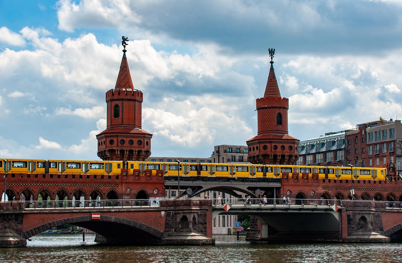 oberbaum bridge berlin architecture oberbaumbrücke bridge buildings double-deck bridge river spree oberbaum bridge oberbaum bridge oberbaum bridge ob