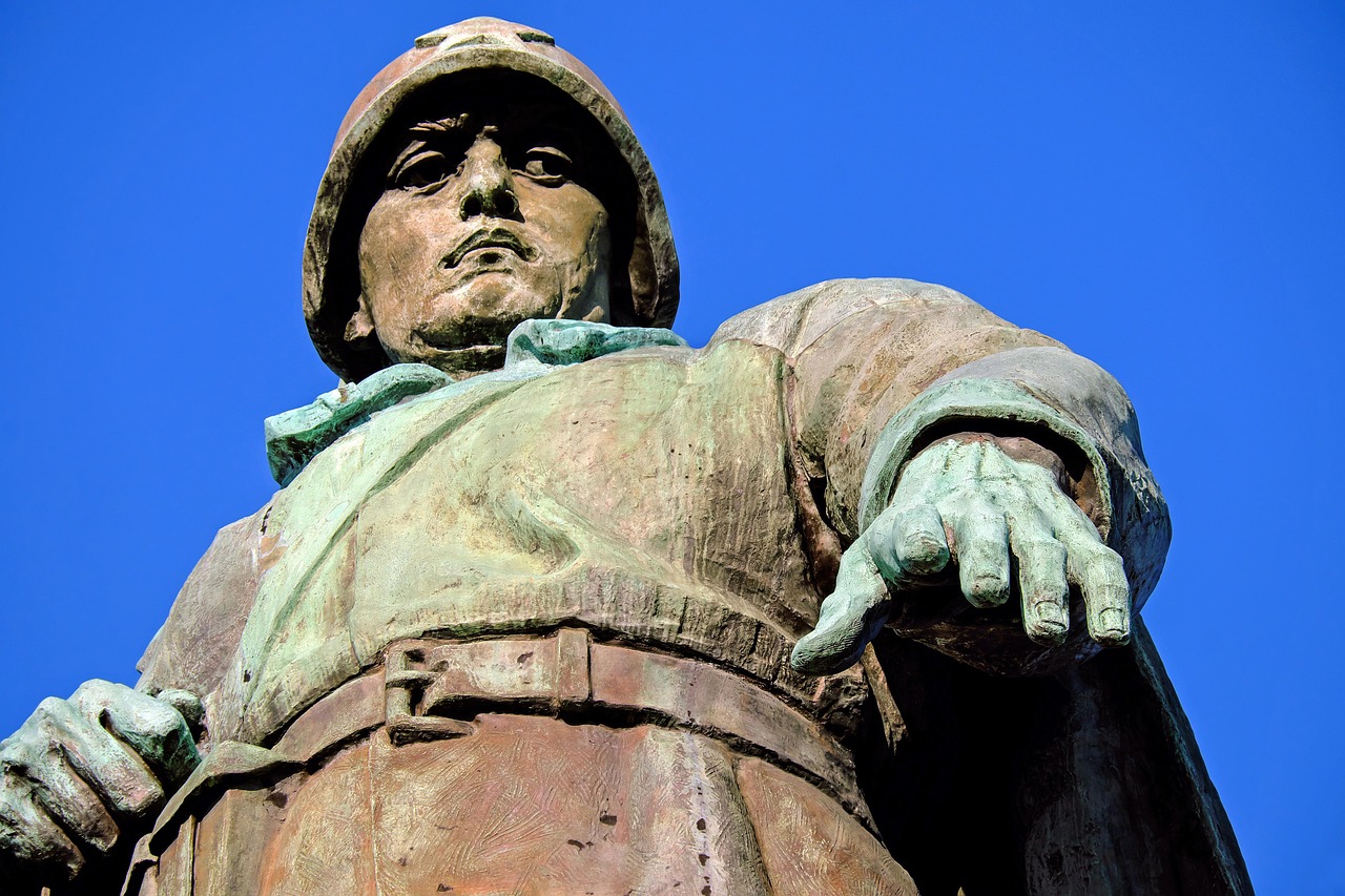red army rifleman  fighter  second world war  fallen  battle of berlin  soviet war memorial  commemorate  memorial  war memorial  war victims  historical  great