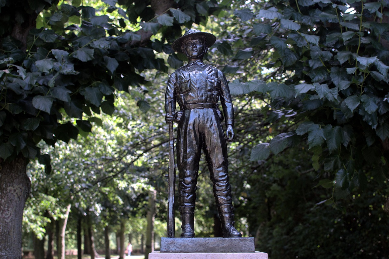 statue monument soldier war military memorial