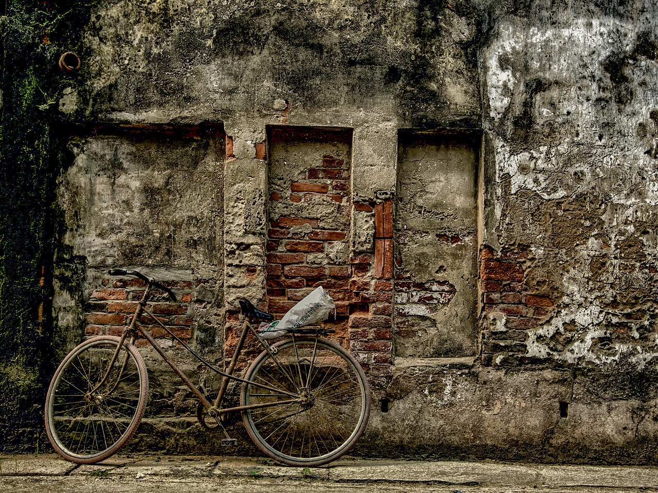 bike wall sidewalk old bike brick wall bricks red brick wall bicycle vehicle phu xuyen hanoi vietnam old decay vintage lost places bike bike w