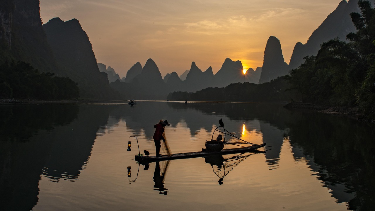 sunrise nature landscape reflection mountains li river fishermen guilin yangshuo china